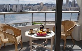 Beau studio rénové 30m2 balcon vue Paris+parking